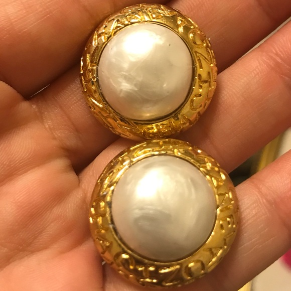 CHANEL vintage 24k plated pearl clip on earrings